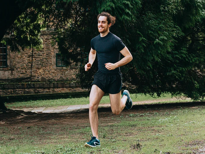 @lang('Homem a correr num parque, símbolo de saúde e bem-estar garantido com seguro de saúde')
